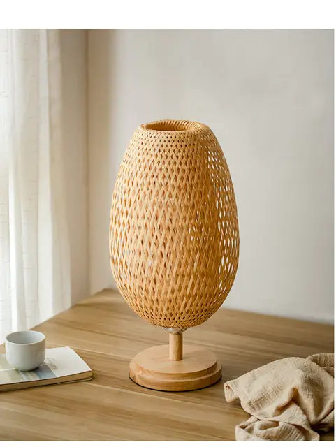 Handgefertigte Lampe aus Bambus und Rattan