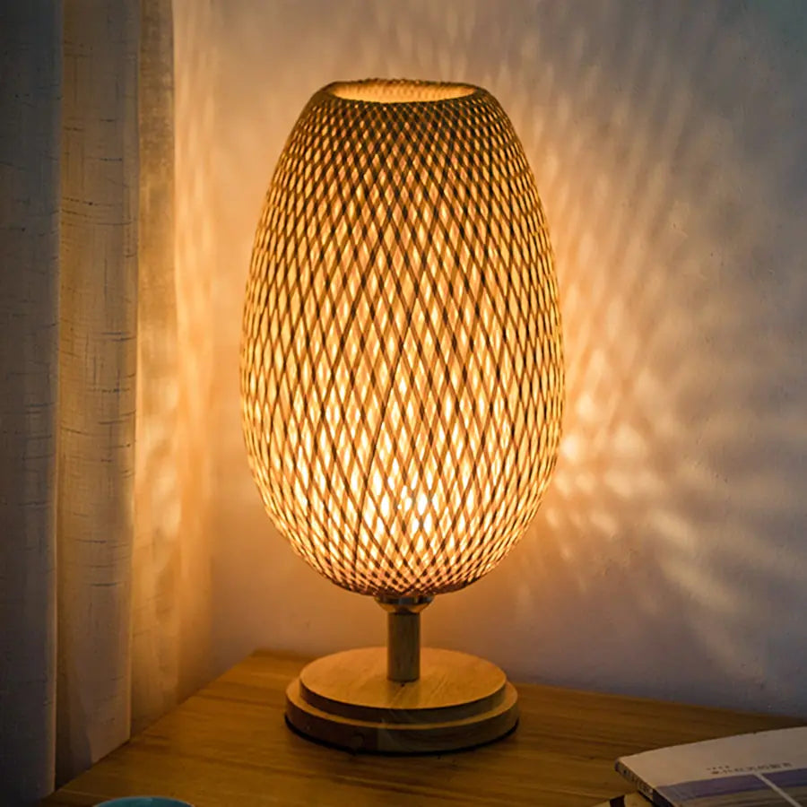 Handgefertigte Lampe aus Bambus und Rattan