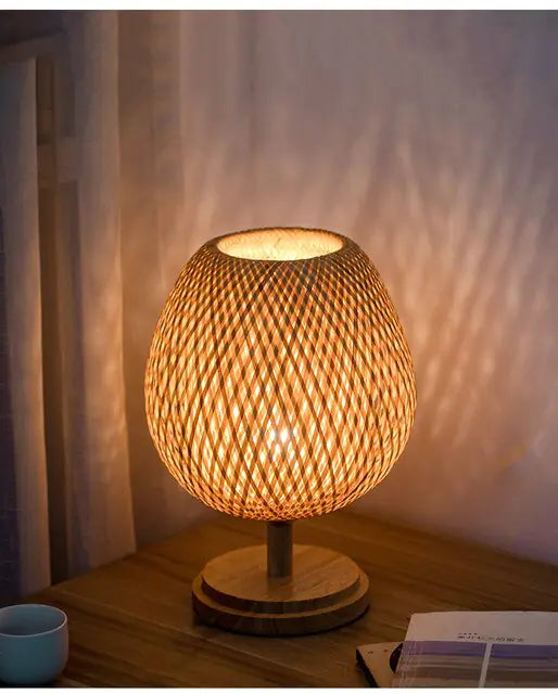 Handgefertigte Lampe aus Bambus und Rattan