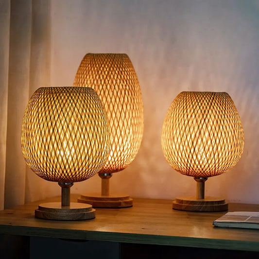 Handgefertigte Lampe aus Bambus und Rattan